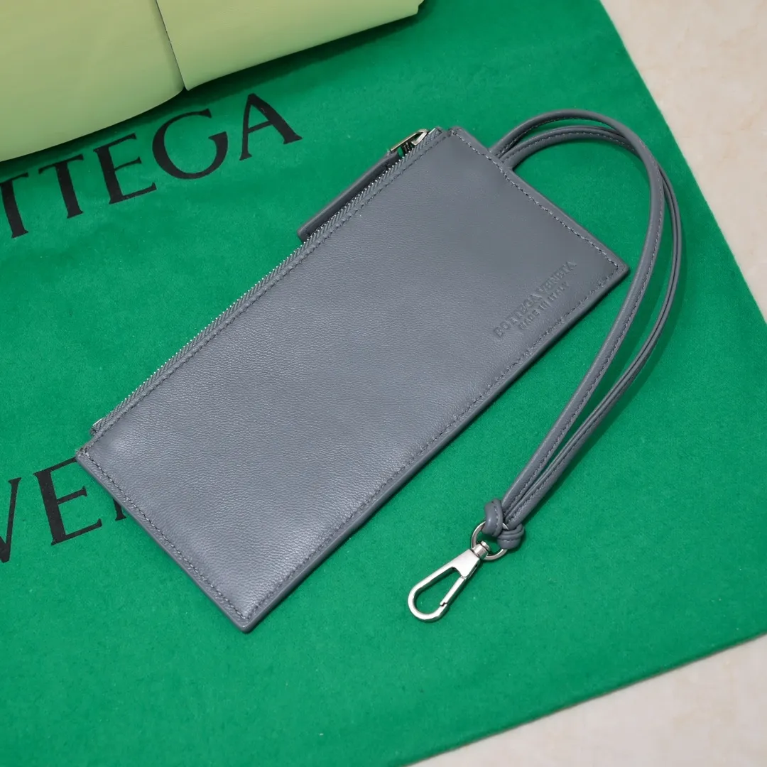 Batch 1760 small arco, BottegaVeneta# official website latest cowhide leather with inner sheepskin SLIP tote handbag, and the logo has been changed to the side panel😍The oversized woven design really makes it a huge gap from ordinary tote bags🔗🔗Different color combinations inside and outside ⛓Daniel Lee leads the brand's DNA to continue to evolve with fresh inspiration🧬🧬showing a balanced style of luxury and reality👉: 30*20*12 Model: 9893# Delete Remove Download Refresh Pin Edit Share with one click